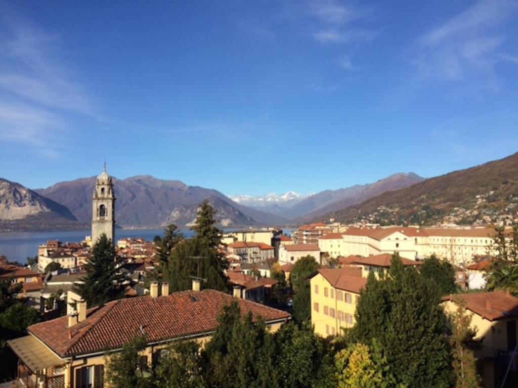 una vista di una città con le montagne sullo sfondo di Castagnola 8 a Verbania