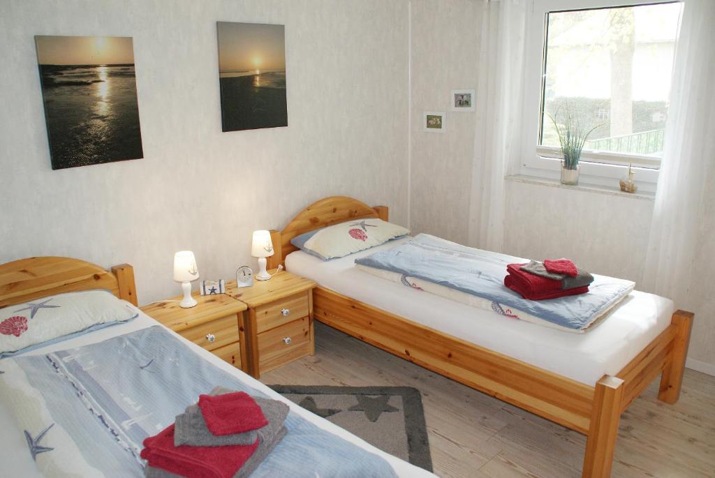 1 dormitorio con 2 camas y toallas rojas. en Ferienwohnung Im Landhaus, en Stelle-Wittenwurth