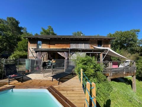 une maison avec une piscine devant dans l'établissement Maison Bois, à Sergeac