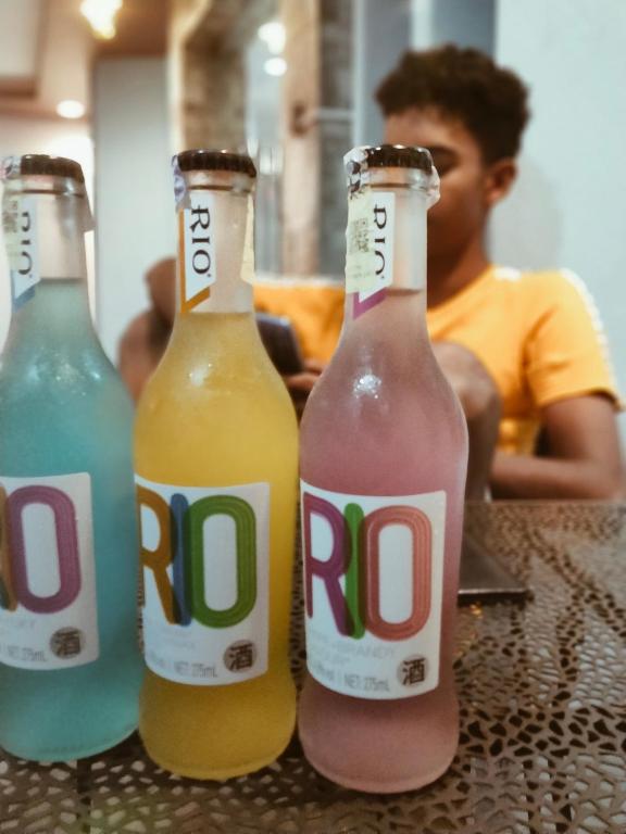 Tres botellas de refresco encima de una mesa en Ishu, en Sungai Petani