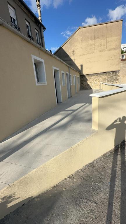 une ombre d'une personne debout à côté d'un bâtiment dans l'établissement Chez Michel, à LʼÎle-Saint-Denis