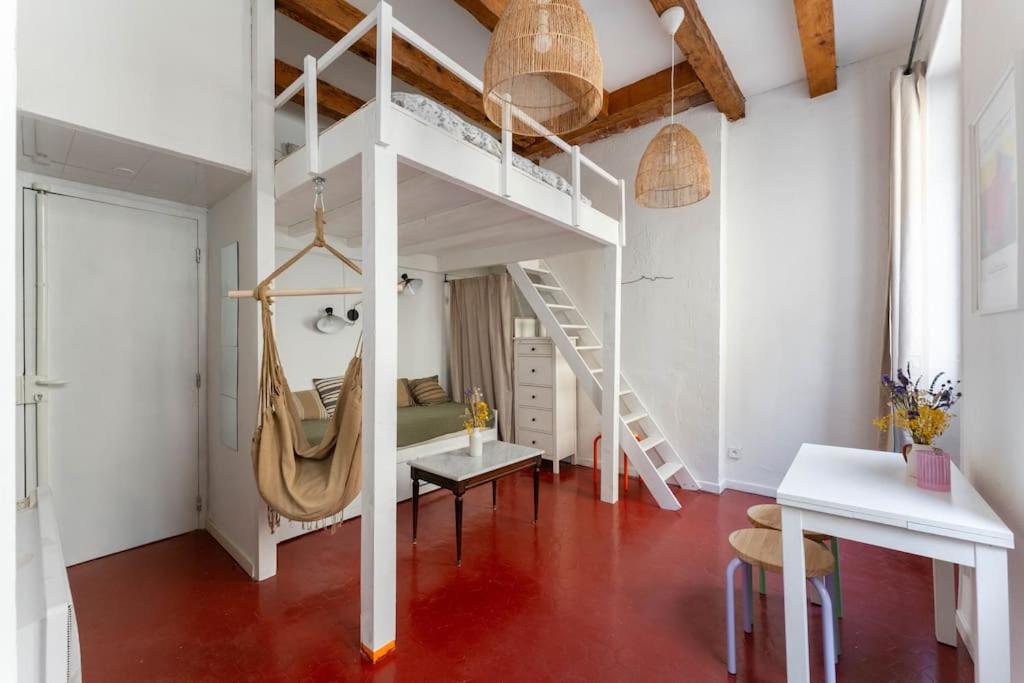 Cette chambre comprend une mezzanine et un bureau. dans l'établissement Le Mistral - 2 min du Vieux Port sur Rue Piétonne - Les Frères de la Loc', à Marseille