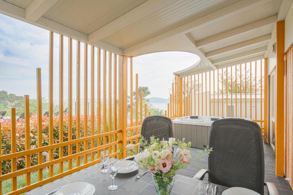Balkón nebo terasa v ubytování Elements Camping Selce Mobile homes