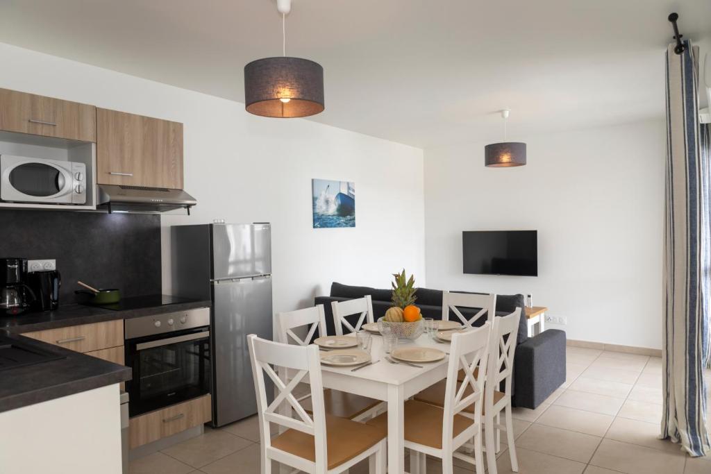 Kuchyň nebo kuchyňský kout v ubytování MY Hôtel Résidences - Port Leucate