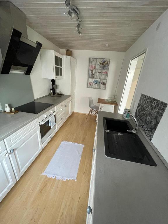 Kuchyň nebo kuchyňský kout v ubytování Gemütliche Wohnung am Tor zum Schwarzwald