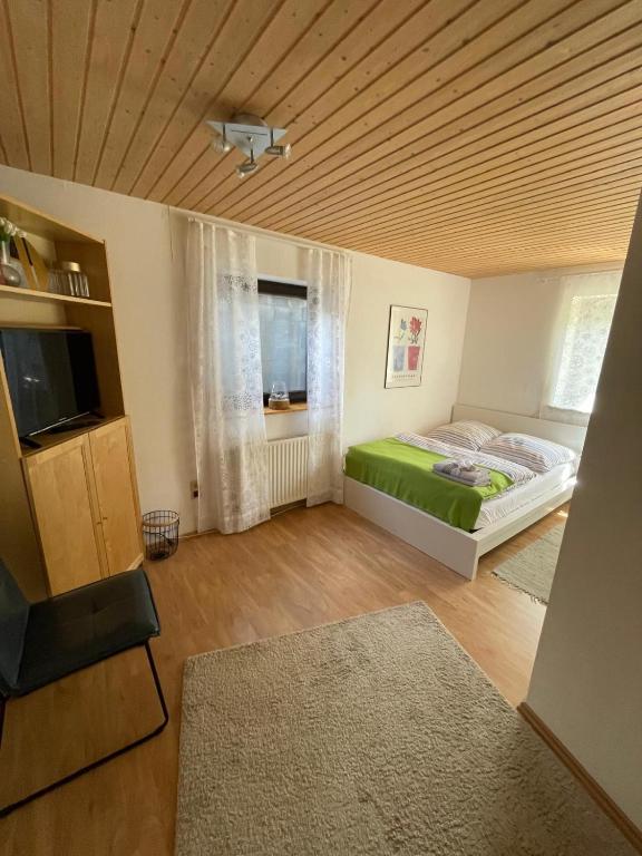 Postel nebo postele na pokoji v ubytování Gemütliche Wohnung am Tor zum Schwarzwald