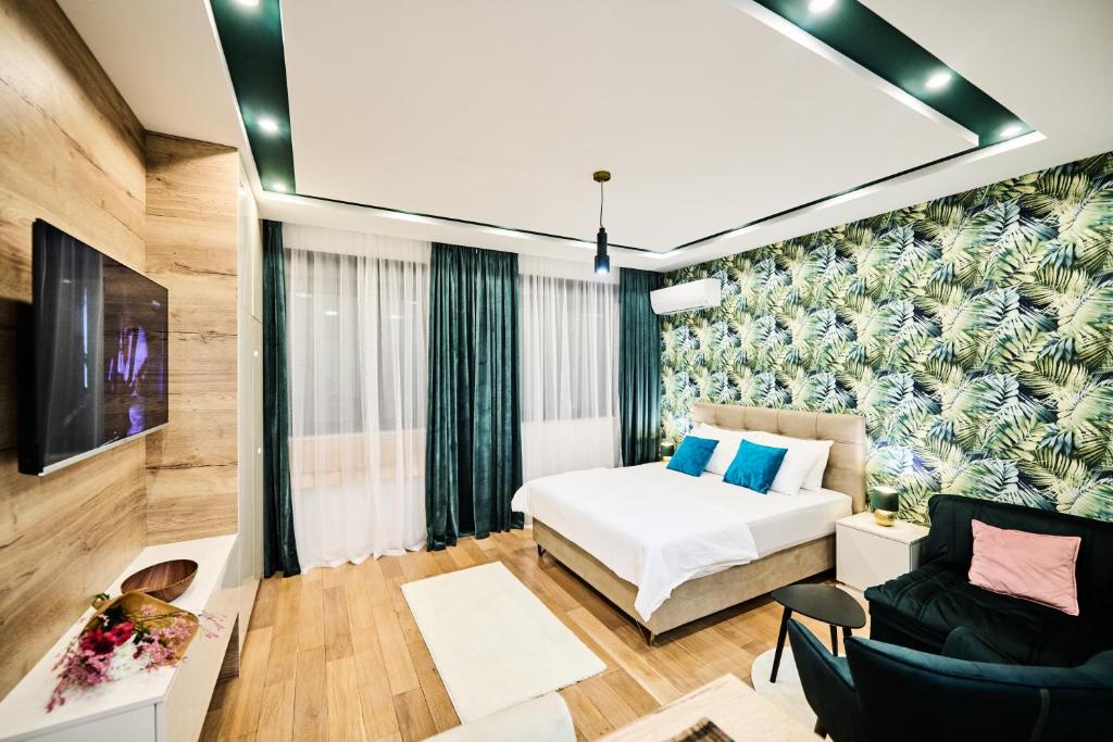 une chambre d'hôtel avec un lit et un canapé dans l'établissement Pine 2 apartment in the center, à Trebinje