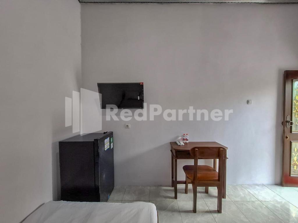 Μια τηλεόραση ή/και κέντρο ψυχαγωγίας στο Janoko Guesthouse Syariah RedPartner