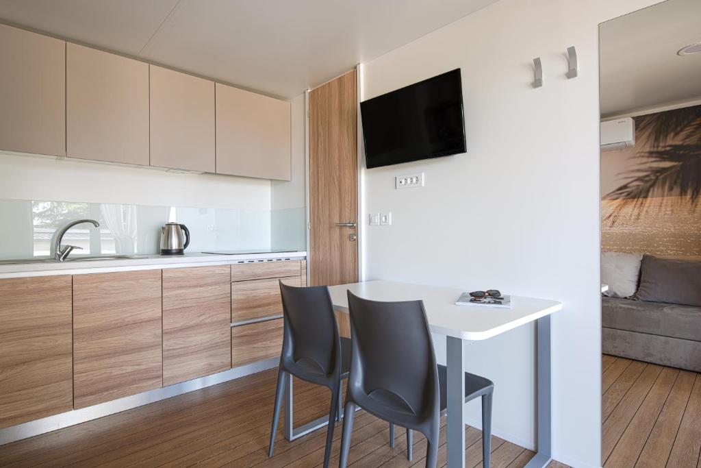 Kuchyň nebo kuchyňský kout v ubytování Elements Camping Selce Mobile homes