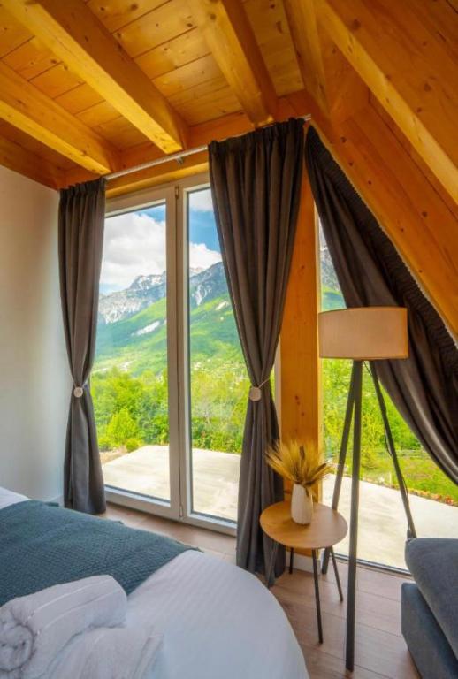 Nespecifikovaný výhled na hory nebo výhled na hory při pohledu z hotelu
