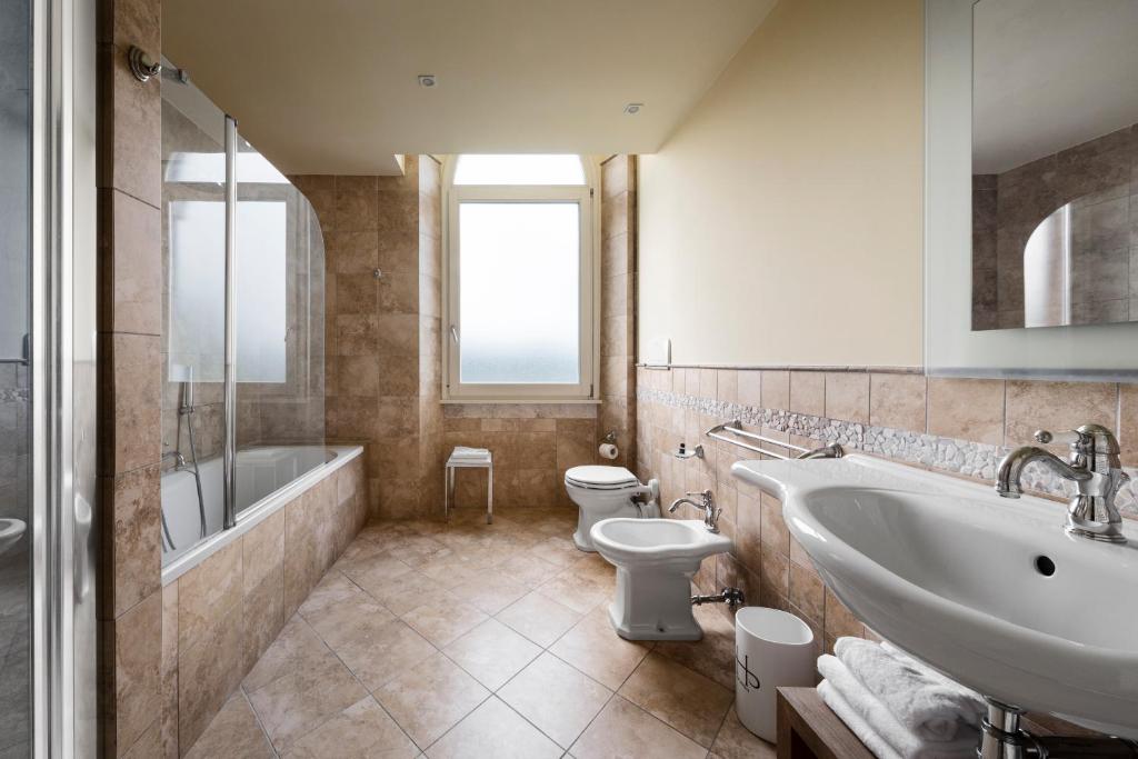 Un baño de LHP Hotel Certaldo