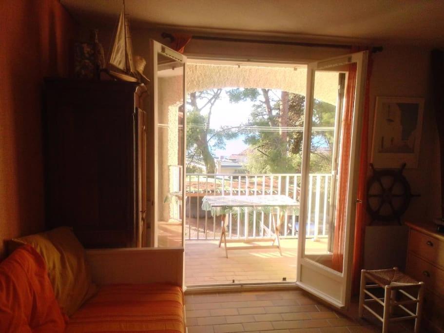 - une porte ouverte sur une terrasse couverte dans l'établissement Porte du Var, à Saint-Cyr-sur-Mer