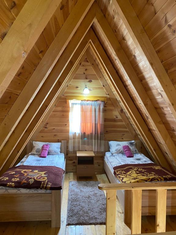- 2 lits dans le grenier d'une cabane en rondins dans l'établissement Vikendica My Home, à Žabljak