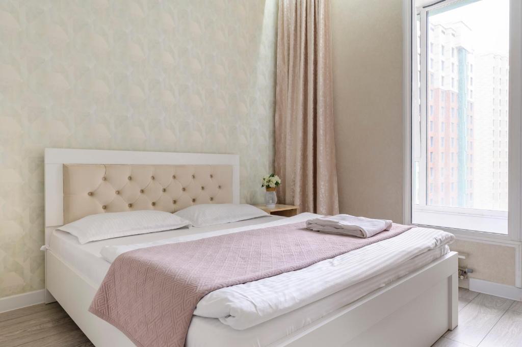 Postel nebo postele na pokoji v ubytování С видом на горы привлекательная квартира