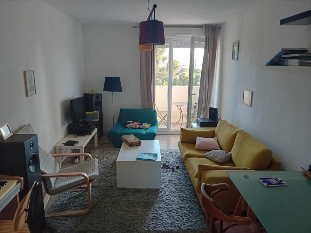 un salon avec un canapé et une table dans l'établissement T3 proche calanque et stade velodrome lumineux et confortable, à Marseille