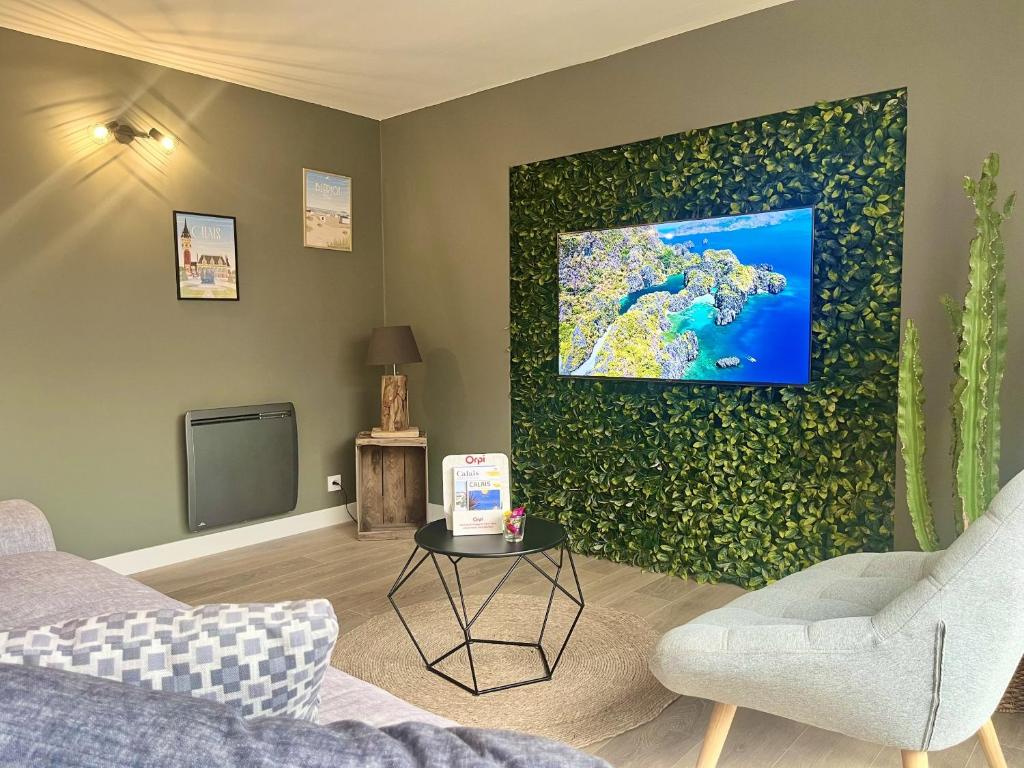 un salon avec une carte sur un mur dans l'établissement Le Ciel étoilé, à Calais