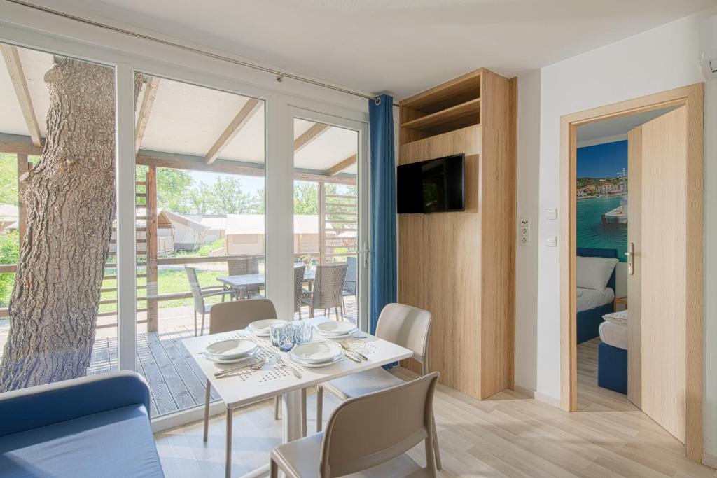 TV a/nebo společenská místnost v ubytování Elements Camping Selce Mobile homes