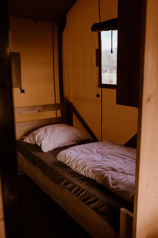 Postel nebo postele na pokoji v ubytování Luxe glamping tent