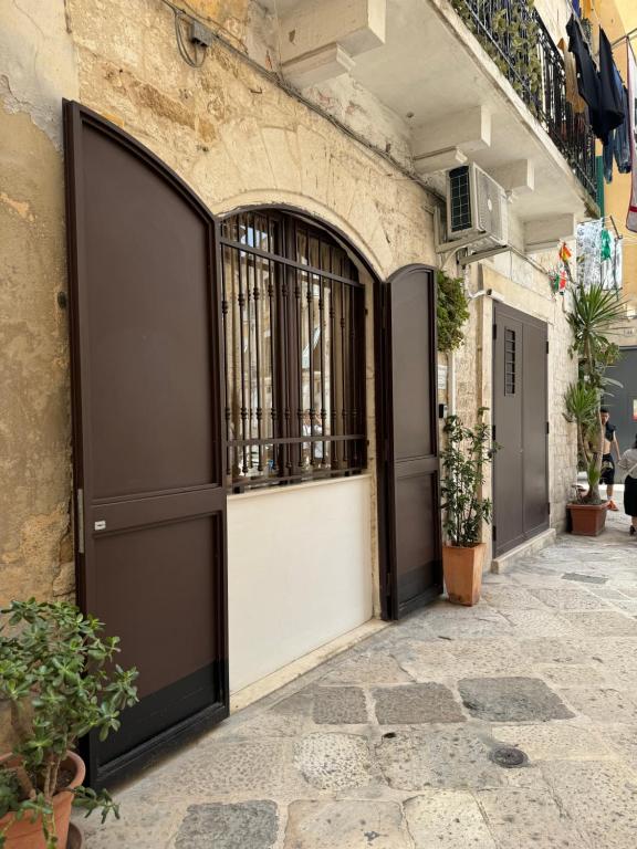 an entrance to a building with a large door at La Maison di Serena in Bari