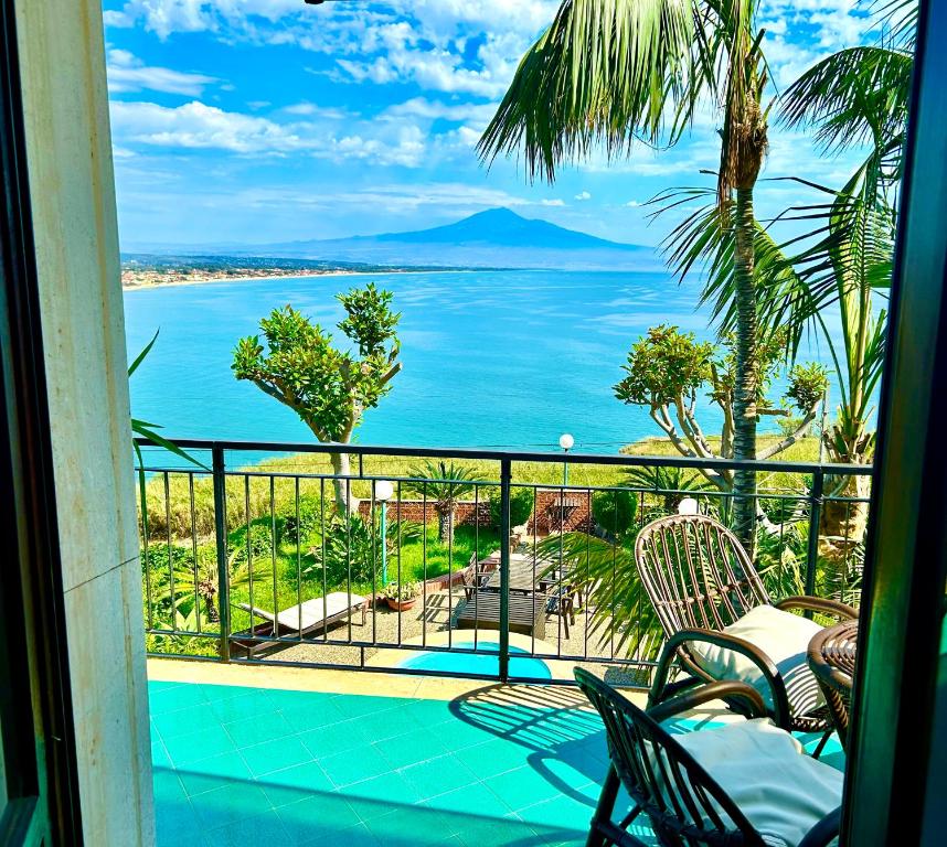 アニョーネ・バーニにあるSea Home - Etna View tra Siracusa e Cataniaのバルコニーからの海の景色