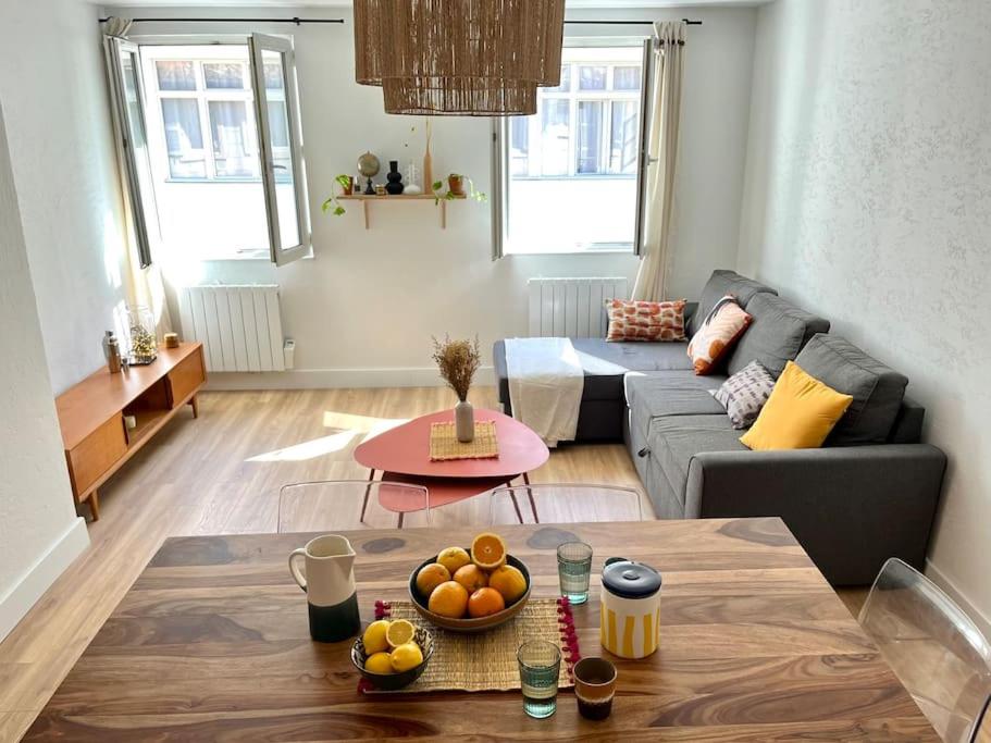 un salon avec un canapé et une table dans l'établissement La Lumineuse - 5 min du Vieux Port Rue Piétonne - Les Frères de la Loc', à Marseille