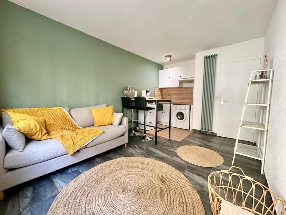 un salon avec un canapé et une cuisine dans l'établissement Carré Or Marseille Paradis, à Marseille