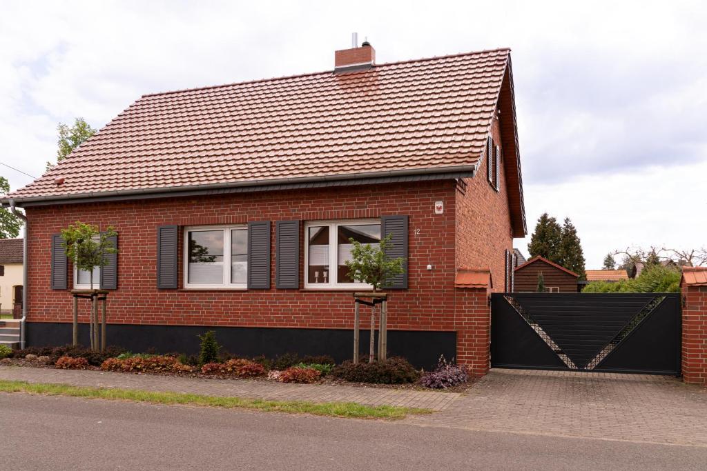 KarstädtにあるFerienhaus Wegblüteの赤レンガ造りの家