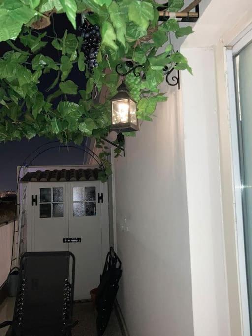 une pièce avec une porte avec une plante au plafond dans l'établissement Rooftop Appartement 75017, à Paris