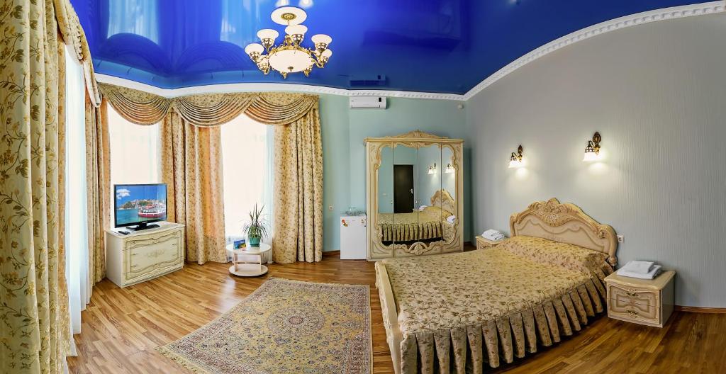 1 dormitorio con cama y espejo en Slavyanka Hotel, en Krasnodar