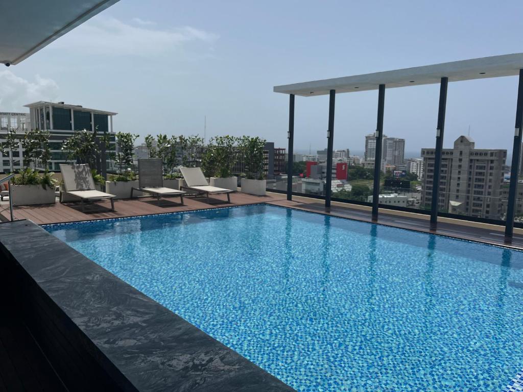 Πισίνα στο ή κοντά στο NEW Luxury 2BR King Bed, Gym, & Pool in the heart of Santo Domingo