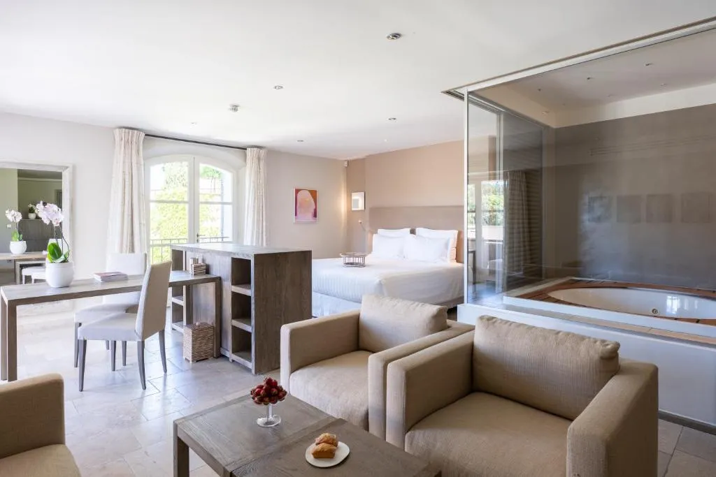 Deluxe Suite with Spa Bath
