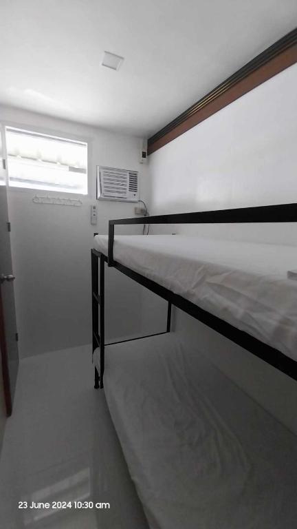 Voodi või voodid majutusasutuse PrimeRose Residences - Near Mactan-Cebu International Airport toas