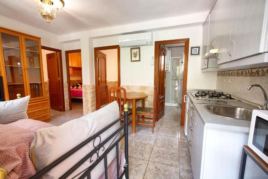 cocina con cama y lavabo en una habitación en Casa Luis, en Cuenca
