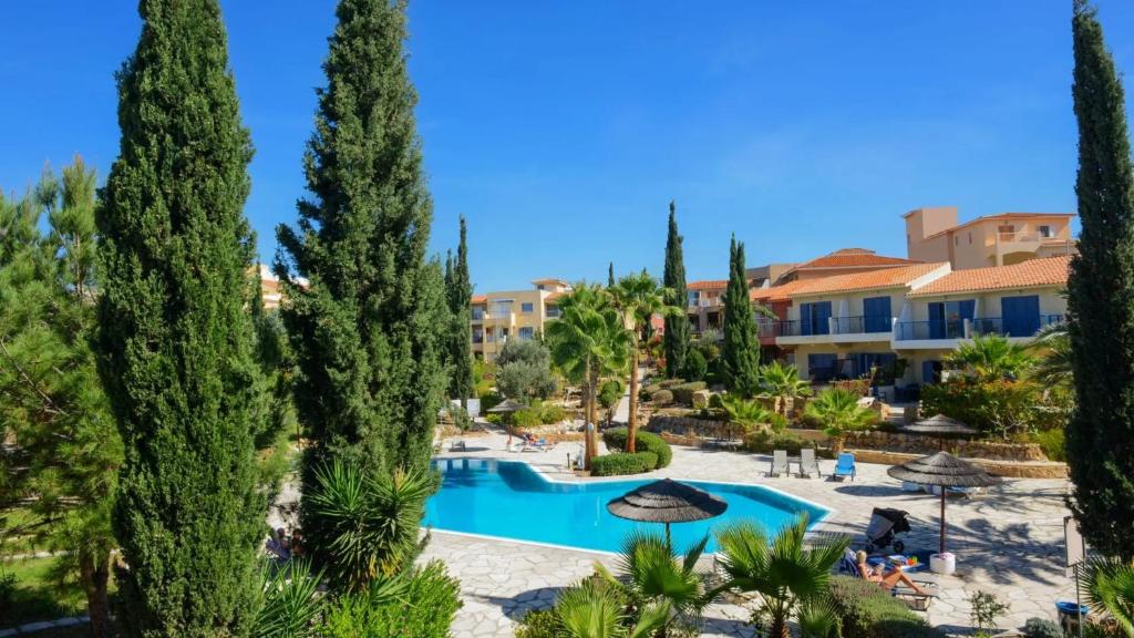 Blick auf ein Resort mit Pool und Bäumen in der Unterkunft Regina Gardens - Modern 2 bed maisonette in Paphos City