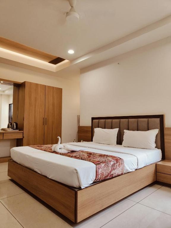 Postel nebo postele na pokoji v ubytování Hotel TrushaDham Near to Mahalaxmi Temple Kolhapur