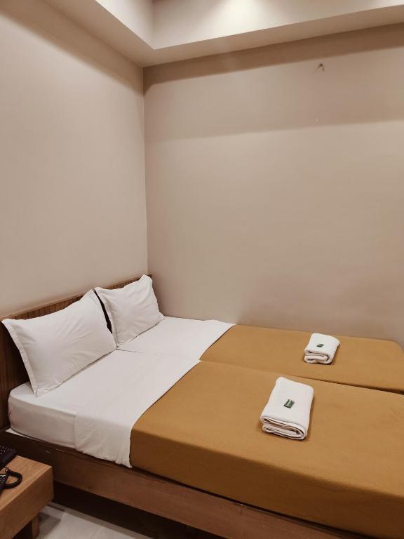 Postel nebo postele na pokoji v ubytování Hotel TrushaDham Near to Mahalaxmi Temple Kolhapur