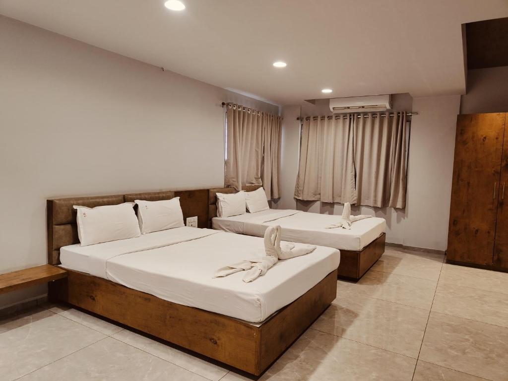 Postel nebo postele na pokoji v ubytování Hotel TrushaDham Near to Mahalaxmi Temple Kolhapur