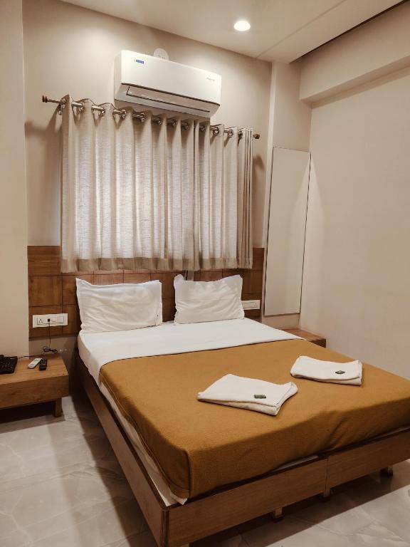 Postel nebo postele na pokoji v ubytování Hotel TrushaDham Near to Mahalaxmi Temple Kolhapur