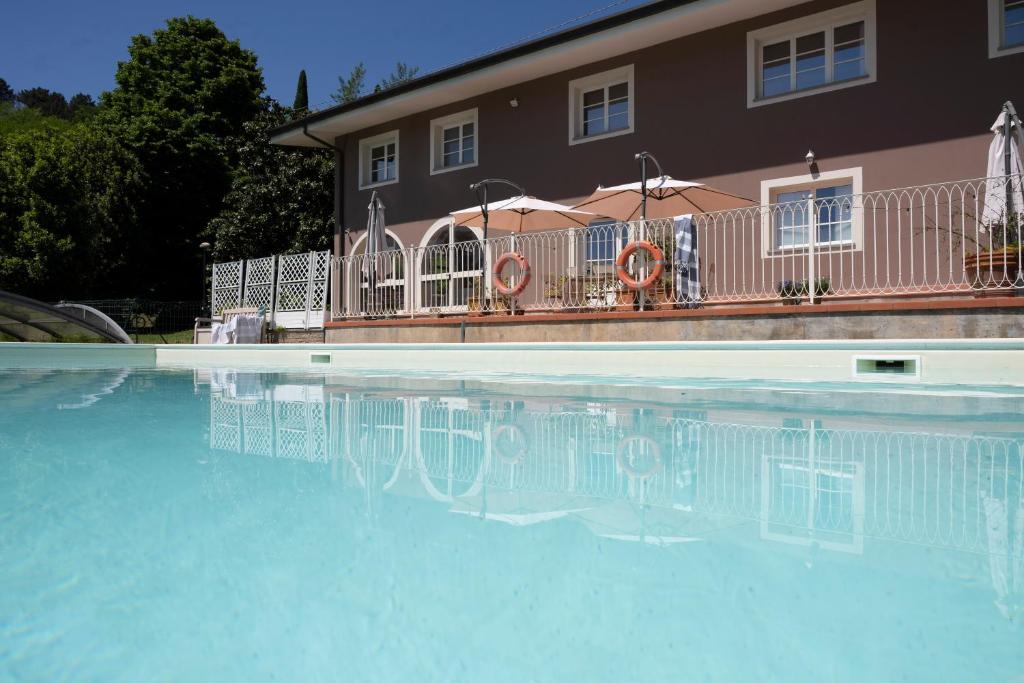 une piscine devant un bâtiment dans l'établissement Villa Oliviana, à Montecarlo