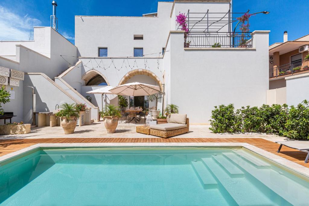 Palazzo Flora, B&B con piscina in un palazzo storico a Collepasso, nel Salento