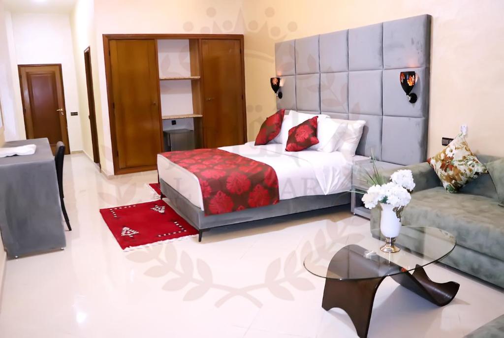 Postel nebo postele na pokoji v ubytování Hôtel AL QAISAR