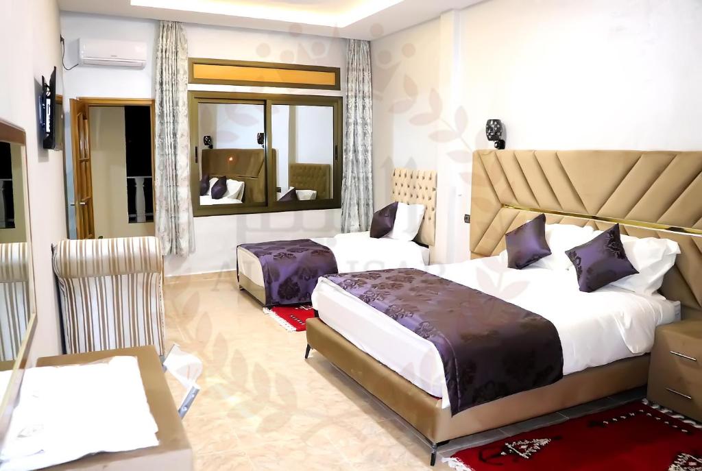 Postel nebo postele na pokoji v ubytování Hôtel AL QAISAR