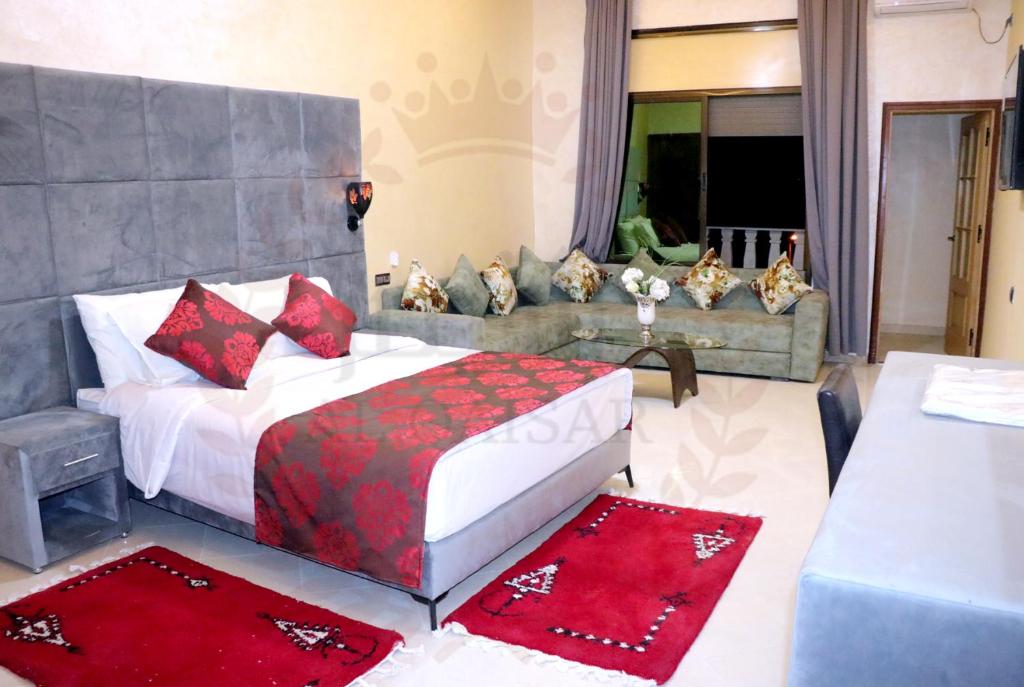 Postel nebo postele na pokoji v ubytování Hôtel AL QAISAR