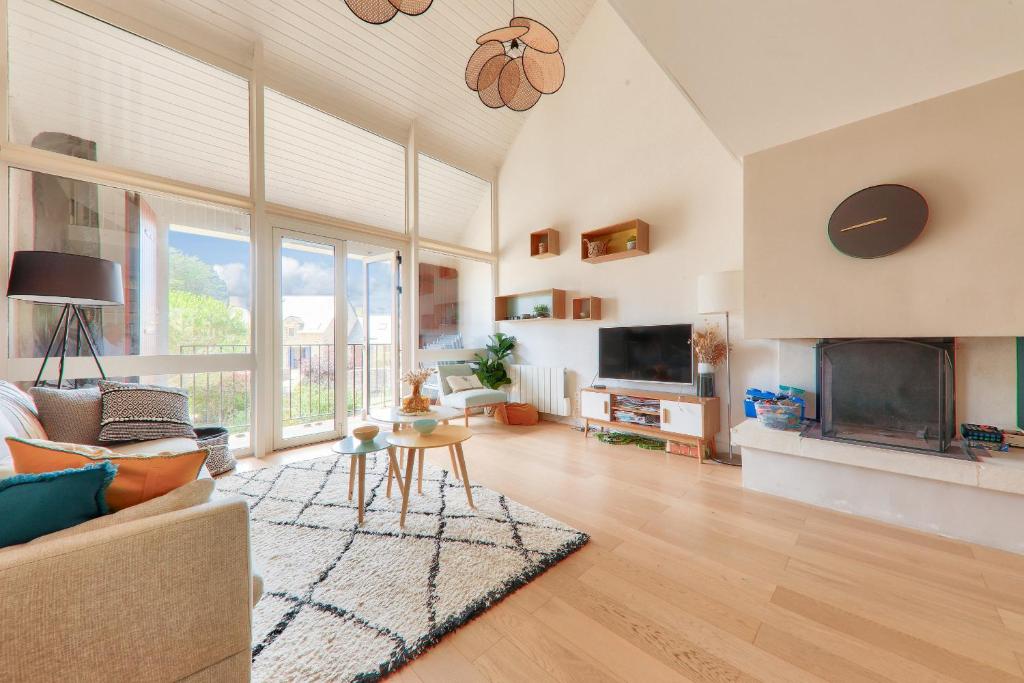 a living room with a couch and a fireplace at Jolie maison - 150m plage du Fogeo et du port in Arzon
