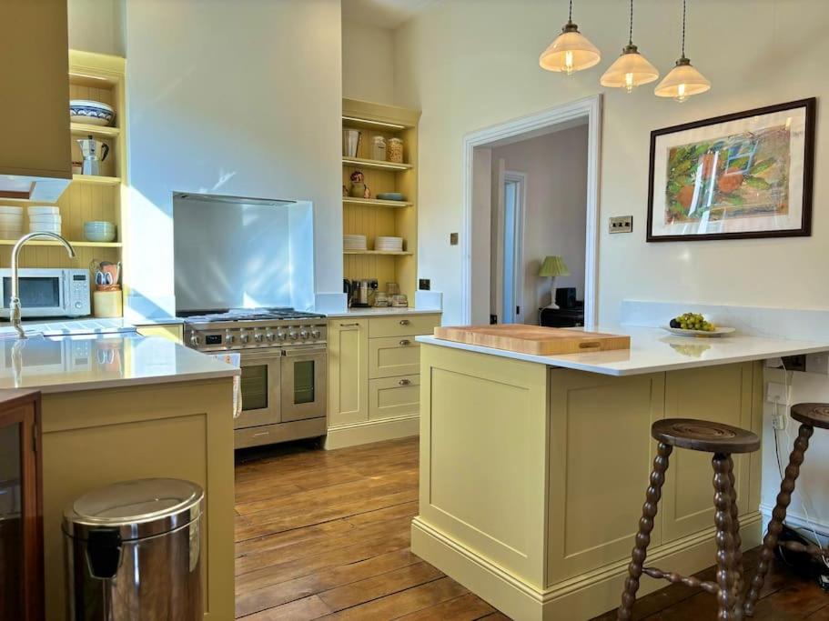 Kuchyň nebo kuchyňský kout v ubytování Edwardian 4 bed home - Tunnels Beach 2 mins away