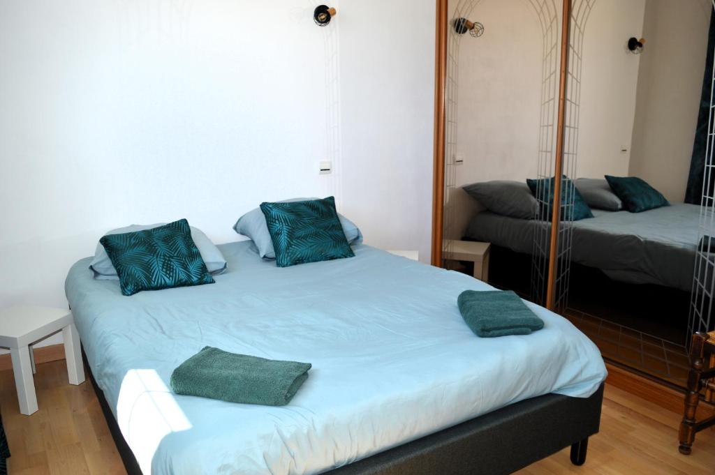 Postel nebo postele na pokoji v ubytování Le Caprice de la mer - maison avec véranda, jardin