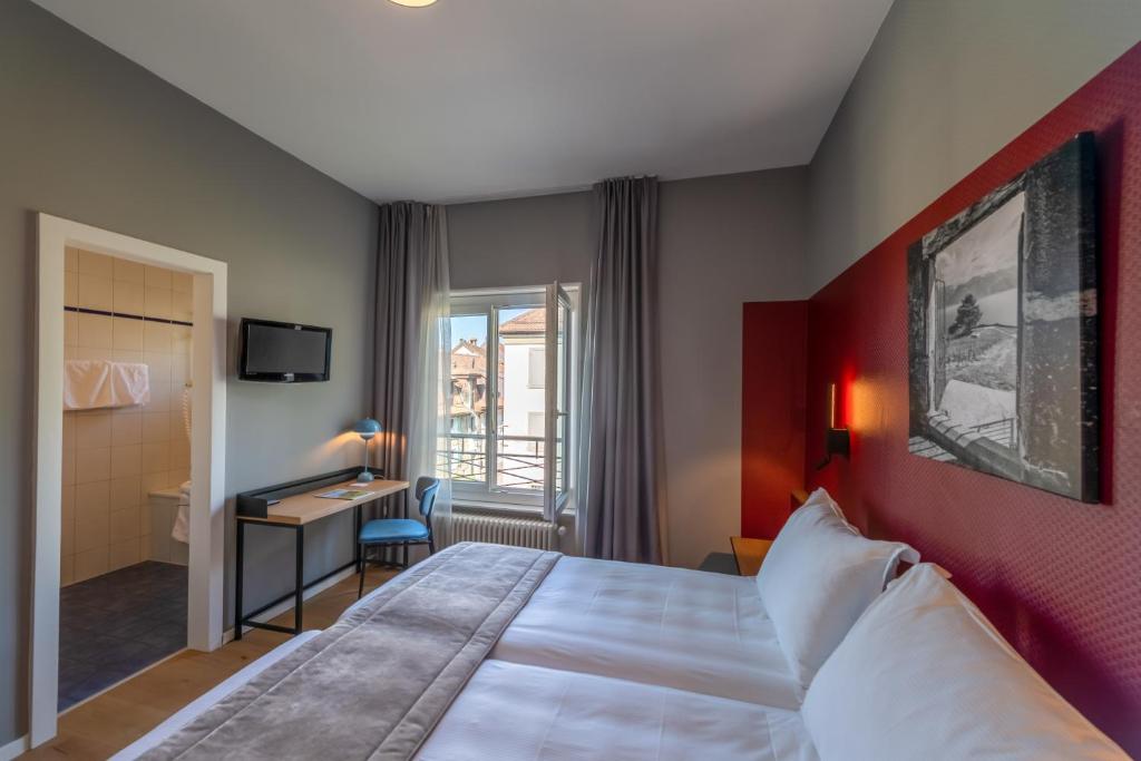 Postel nebo postele na pokoji v ubytování Châtonneyre Hotel & Restaurant