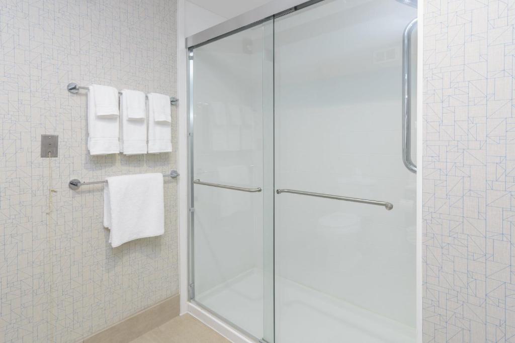 Holiday Inn Express Southington, an IHG Hotel - King Room - Hearing Accessible/Non-Smoking