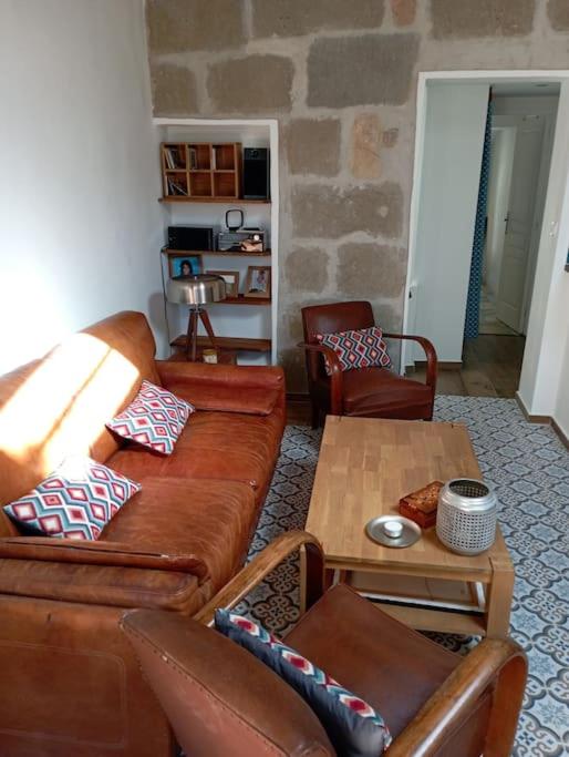 un salon avec un canapé et une table dans l'établissement Duplex La Terrasse Jasmin, à Mèze