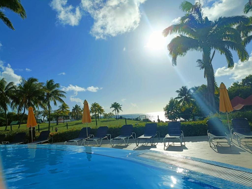 Bazén v ubytování Le MaDja'Kaz - studio en résidence et bord de Mer - Sainte Luce Martinique nebo v jeho okolí